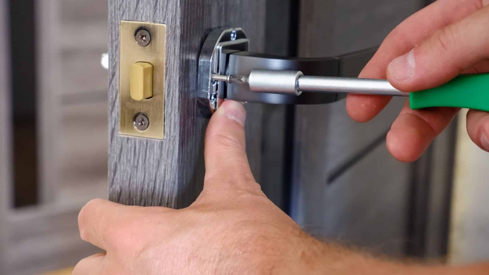 התקנת מנעולים דלת רב בריח