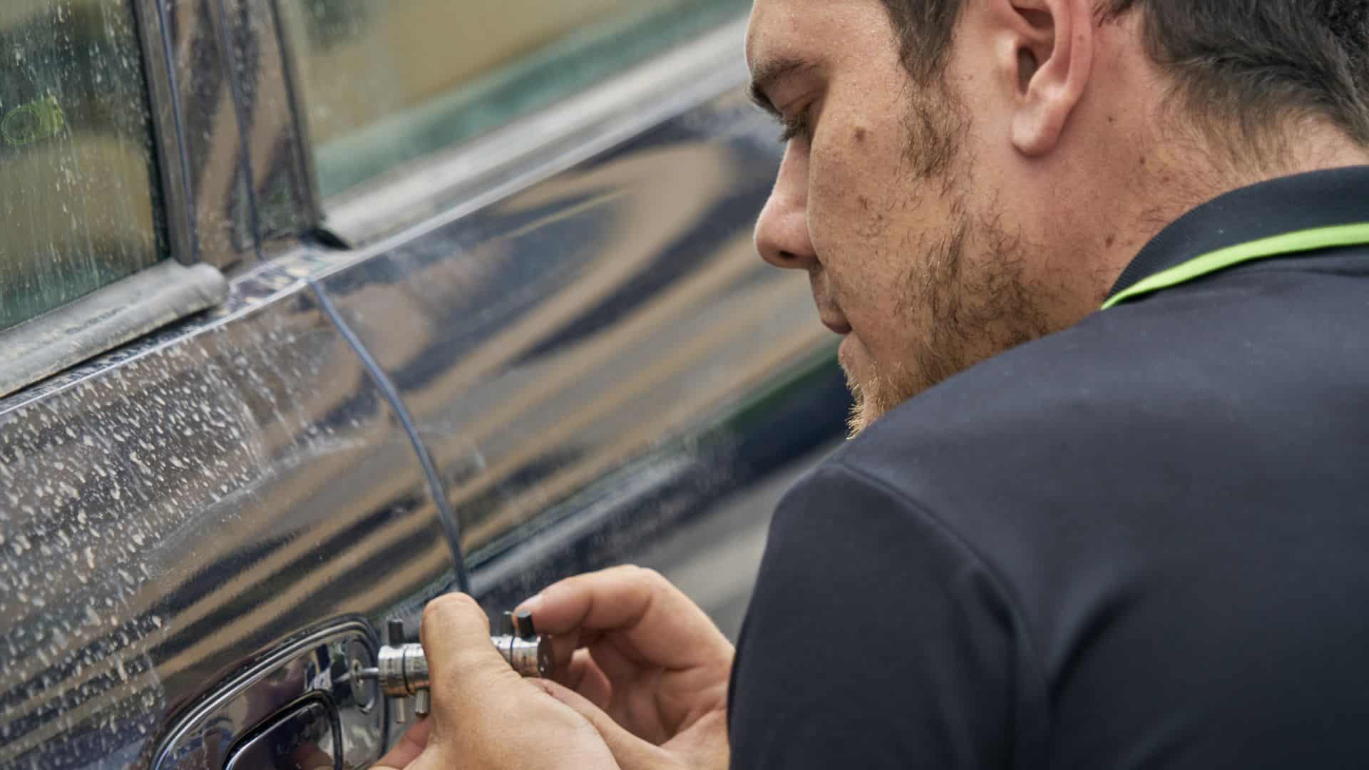 כיצד מתקנים מנעול רכב