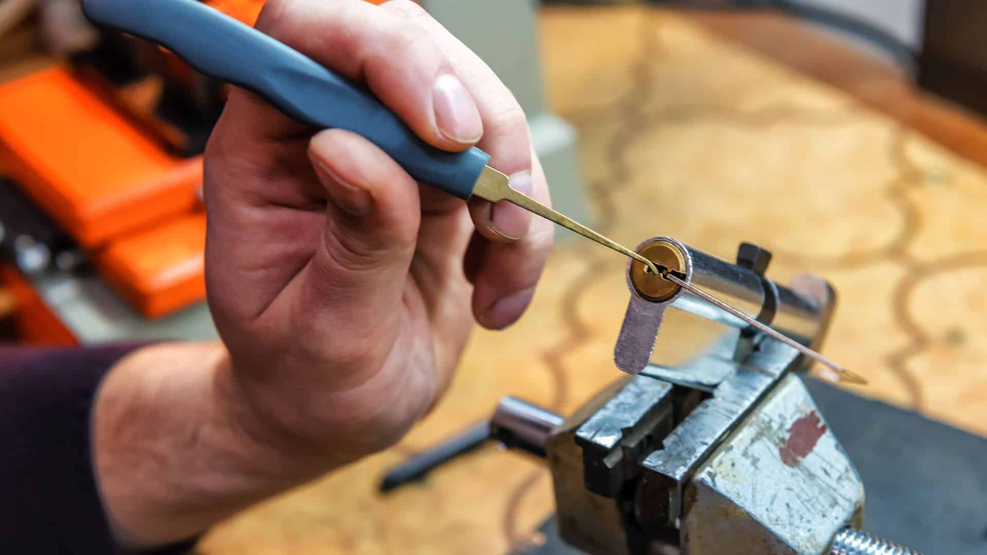 רשימת כלי העבודה להחלפת צילינדר