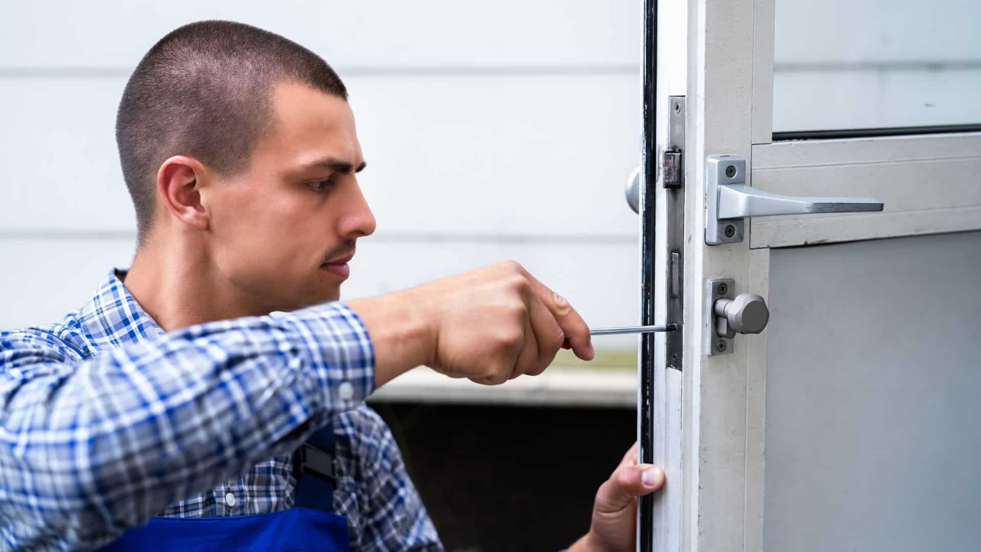תקלות נפוצות בדלתות ותיקונן